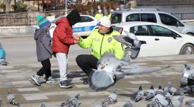 Amasya’da yürek ısıtan anlar: Trafik polisi, küçük çocukla güvercinleri yemledi
